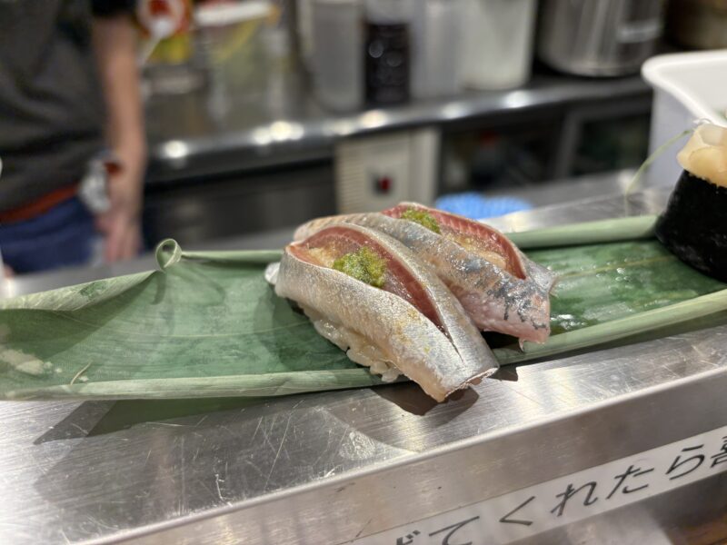 新橋「すし専門ストア かど平」インスタグラムで見かけ来店動機になったきれいな見た目の“いわし握り”